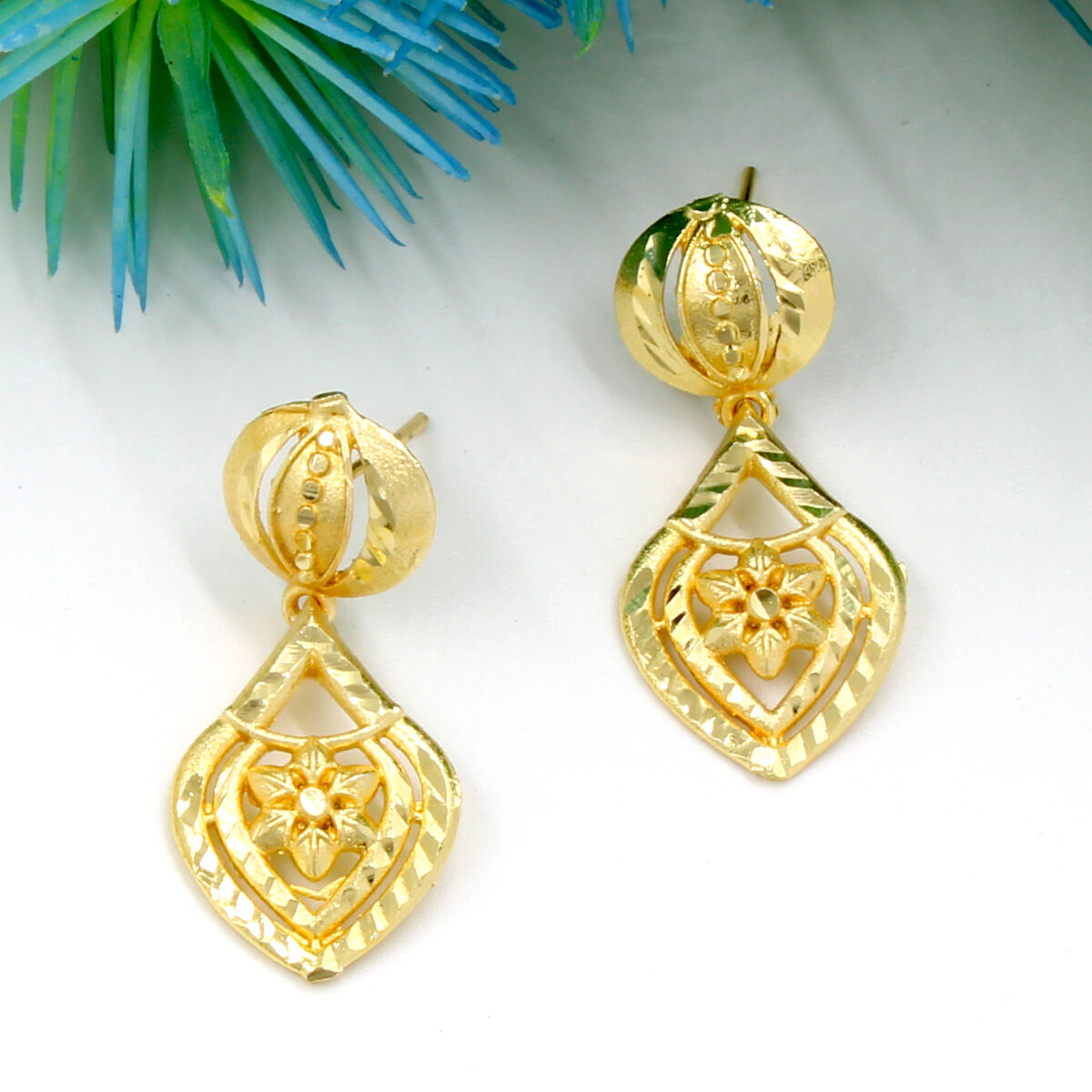 Eye Catching Gold Plated Necklace Set Short