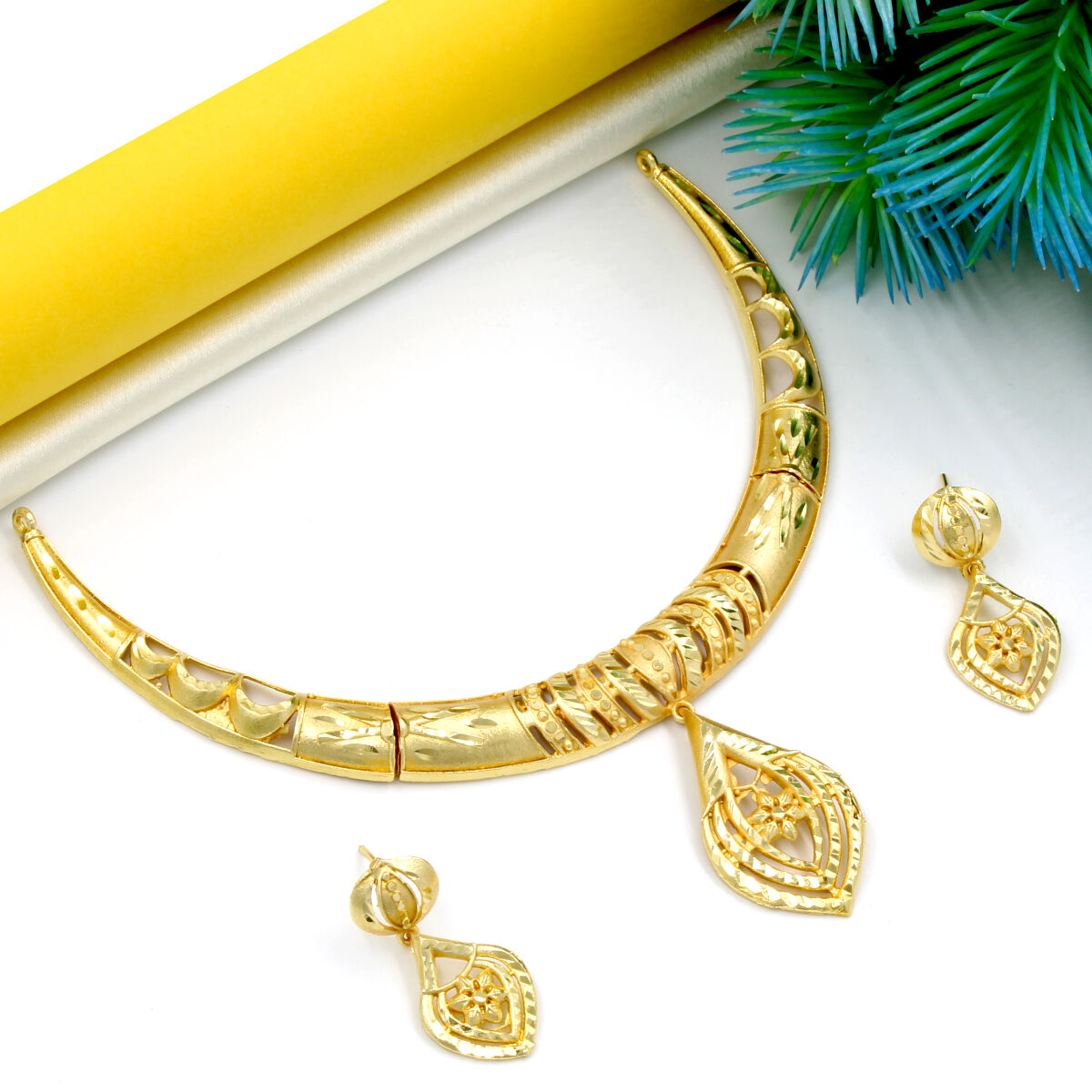 Eye Catching Gold Plated Necklace Set Short