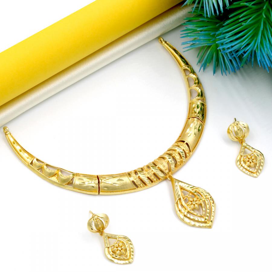 Eye Catching Gold Plated Necklace Set Short