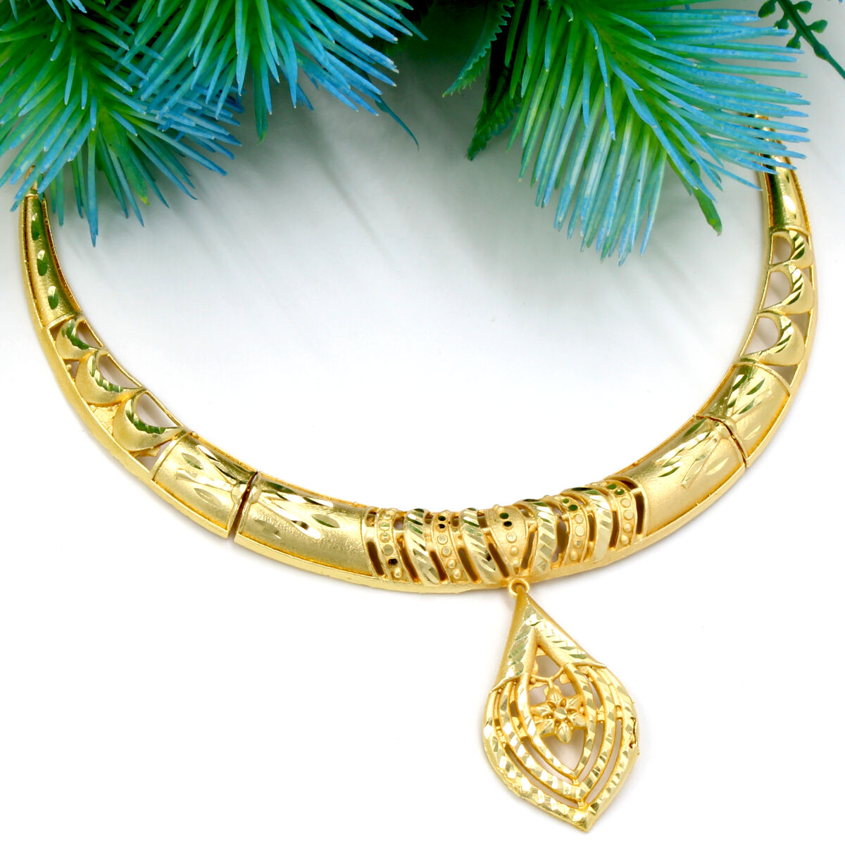 Eye Catching Gold Plated Necklace Set Short